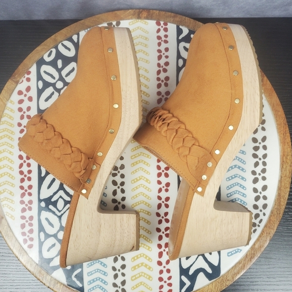 J. Crew Camel Faux Suede Clogs Wood Heel EUC women's SZ 7.5 - Picture 5 of 12